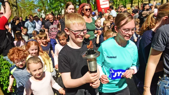 Die Special-Olympics-Fackel wird auch einmal über die Strecke getragen - © Nicole Ellerbrake