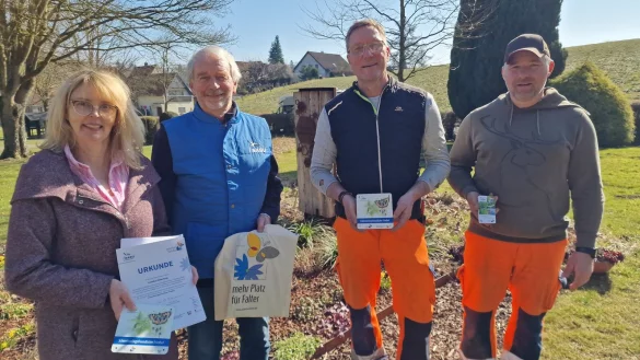 Freuen sich über die Auszeichnung: (von links) Sylvia Bäune von der Gemeinde Dörentrup, Bernd Mühlenmeier vom Naturschutzbund spwie Andreas Depping und Sascha Brünger vom Bauhof. - © Nadine Uphoff