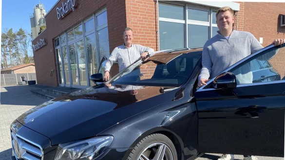 Inhaber Bernd Brokamp (l.) und sein Nachfolger Nils Tönnemann freuen sich, dass die Übergabe von Mercedes-Brokamp in Harsewinkel im Kreis Gütersloph geregelt ist. - © Markus Voss