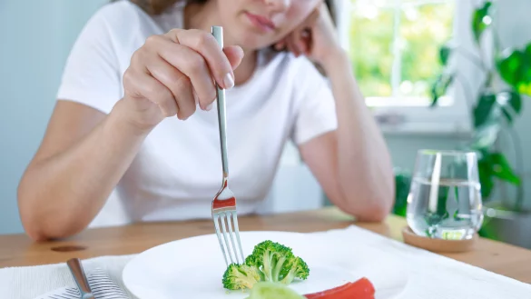 Wenn selbst das Brokkoli-Röschen zu viel sein kann: Die Therapie einer Essstörung dauert Jahre. - © stock.adobe.com