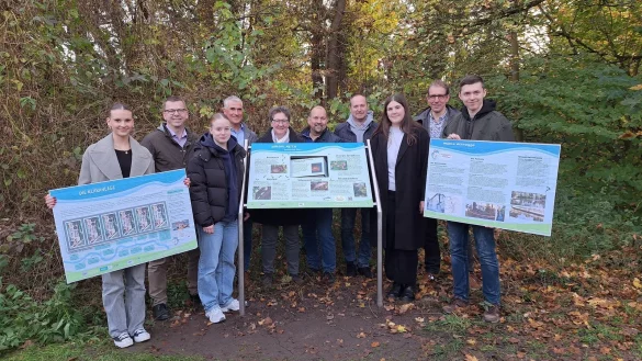 Xenia Belousov (ehemalige Sch&uuml;lerin), J&uuml;rgen Franke (Schulleiter - Realschule Lage), Janne Donner 
(ehemalige Sch&uuml;lerin), Thorsten Paulussen (1. Beigeordneter & allg. Vertreter des B&uuml;rgermeisters - Stadt 
Lage), Dr. Heinrike Heil (Gesch&auml;ftsf&uuml;hrerin - Stiftung Standortsicherung/Umweltstiftung Lippe), Sven 
Anders (Fachteamleiter Fachbereich 4 - Stadt Lage), Jan Runte (Fachbereich 4 - Stadt Lage), Amelie 
Chabert (ehemalige Sch&uuml;lerin), Wolfgang Somsen (Biologielehrer & Projektinitiator), Max Atslega 
(ehemaliger Sch&uuml;ler) - &copy; Freiligrathschule