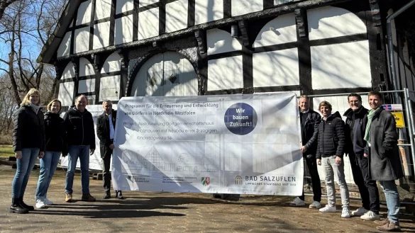 Mit der Anbringung eines Info-Banners ist der Startschuss zur
baulichen Maßnahme für den Fachwerkbau „Das Haus“ in Holzhausen erfolgt. 
Darüber freuen sich (von links) Isabel Seeliger, Constance Schröder (beide
Objektbetreuerinnen EWG), Hans-Joachim Lücking (Vorsitzender des
Betriebsausschusses), Bürgermeister Dirk Tolkemitt, Oliver Müterthies
(Technischer Betriebsleiter EGW) sowie den partnerschaftlich verbunden Inhabern
André Hack, Ingo Düsterhus und Axel Bley vom Architekturbüro „b44 architekten"
aus Lemgo. - © Stadt Bad Salzuflen