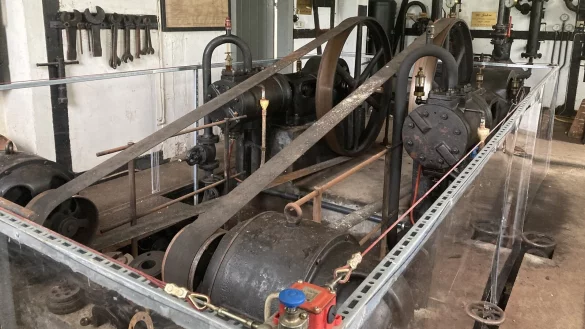 Im Technikgeb&auml;ude auf dem Gel&auml;nde des Moorstichs in Bad Meinberg f&uuml;hlen Besucher sich in fr&uuml;here Zeiten versetzt. Hier stehen auch noch alte Borsig-Pumpen aus dem Jahr 1929. - &copy; Cordula Gr&ouml;ne