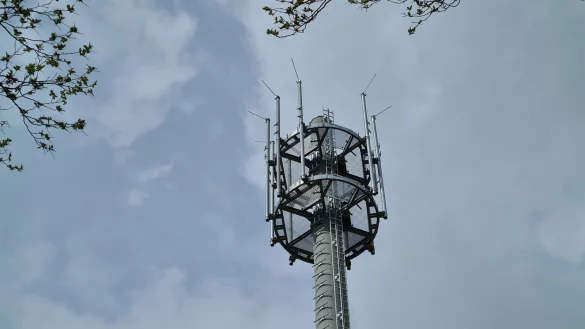 O2 hat an der Mobilfunktechnik in Almena Reparaturen vorgenommen. Das Archivfoto zeigt einen Mobilfunkmast bei Homeien. - © Nadine Uphoff