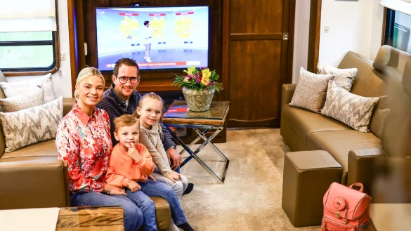In ihrem XXL-Mobilheim f&uuml;hlen sich Vater Ronny Cornelius, Mutter Jessica, Tochter Chlo&eacute; und Sohnemann Ronn junior richtig wohl. Kein Wunder: Der gro&szlig;e Wohnwagen ist mit allem erdenlichen Komfort ausgestattet. - &copy; Daniel Salmon