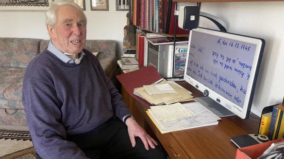 Mit Hilfe eines speziellen Lesegerätes kann Wolf-Dieter Schmelter, der an einer Augenerkrankung leidet, Dokumente eigenständig entziffern. - © Silke Buhrmester