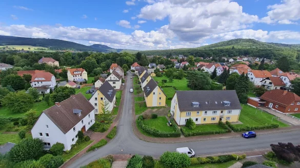 Die Besitzer von Wohngrundstücken müssen in Schieder-Schwalenberg genauso viel Grundsteuer bezahlen wie die von Nichtwohngrundstücken. Das Bild zeigt das Wohngebiet unterhalb der evangelischen Kirche in Schieder. - © Marianne Schwarzer