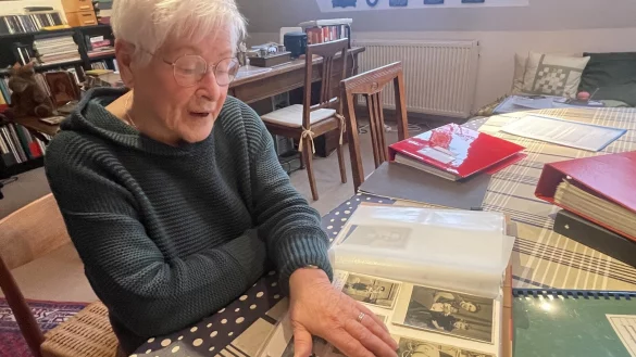 Marianne Hebsaker hat nach dem Tod ihrer Mutter stapelweise Briefe und Fotos geerbt. Über Jahre hat sie alles sortiert, abgeheftet und eingeklebt. Ein Schatz, der ihre Erinnerung wach hält. - © Silke Buhrmester