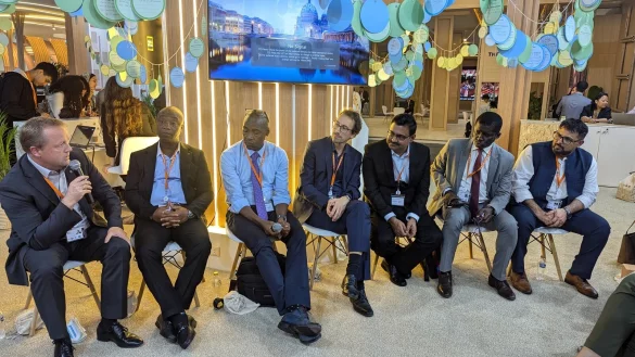 Diskussionsrunde am Indischen Pavillion: B&uuml;rgermeister Mario Hecker und Maxwell Koffie Lugudor (links) im Austausch mit den B&uuml;rgermeistern aus Kochi (Indien), Male (Malediven) und Anusha (Tansania). - &copy; Fotorechte: Mario Hecker