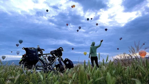 Anke Hornbruch hat auf ihrer 18.222 Kilometer langen Fahrradtour nach China viele einzigartige Eindrücke festgehalten. In der VHS Detmold stellt sie einen Reisebericht vor. - © Anke Hornbruch