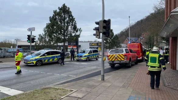 Einsatz am WEZ in Hausberge: Der Supermarkt ist derzeit gesperrt. - © Janine Bexte