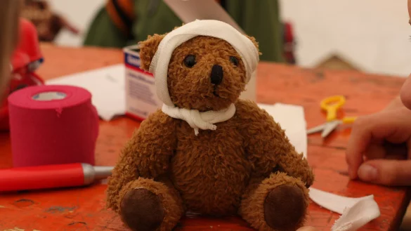 Seit einem Jahr sucht eine Familie mit drei Kindern aus OWL einen Kinderarzt – vergeblich. Statt Zusagen bekommt sie Mahnschreiben vom Jugendamt. - © Uni Heidelberg