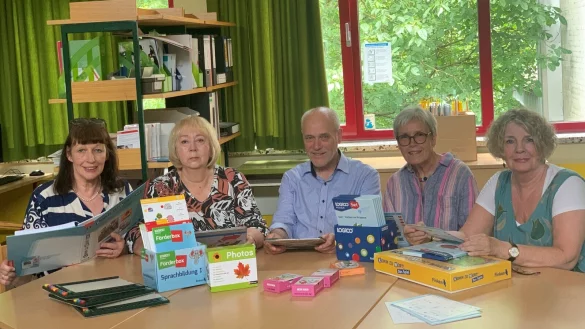 Sie gehören zu den Lesepaten des Kinderschutzbundes für die Erich Kästner-Schule: (von links) Brigitte Scheele, Irene Linne, Peter Verlande, Claudia Anders-Verlande und Heike Ellermeier. - © Kinderschutzbund Bad Salzuflen