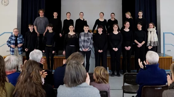 Schülerinnen und Schüler erarbeiteten Theaterszenen zum Leben des Detmolders Fritz Herzberg. Links im Bild dessen Tochter, Joanne Herzberg. - © Elisabeth Hecker/Grabbe-Gymnasium