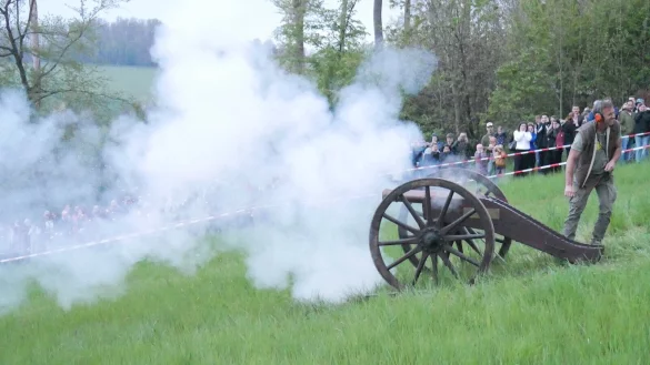 Der Feuerr&auml;derlauf in Brokhausen wird immer mehr zum beliebten Volksfest. Sergej Friesen bedient die Brokhauser Berta. - &copy; Thomas Kr&uuml;gler