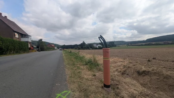 An der Bruchstraße in Langenholzhausen wird in Kürze eine der zehn neuen Laternen angebunden. Ein Fachunternehmen ist bei der Arbeit. Im Vordergrund sieht man die Schlaufe eines Straßenbeleuchtungskabels. - © Gemeinde Kalletal