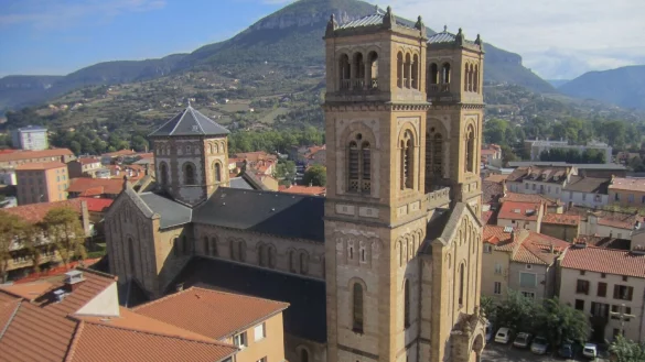 Die katholische Kirche Sacré-Cœur dominiert das Millauer Stadtzentrum. - © Friedrich-Wilhelm Schulte