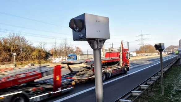 Allein durch die Blitzer an der A2 nimmt die Stadt Bielefeld jährlich mehrere Millionen Euro ein. - © Jens Reichenbach