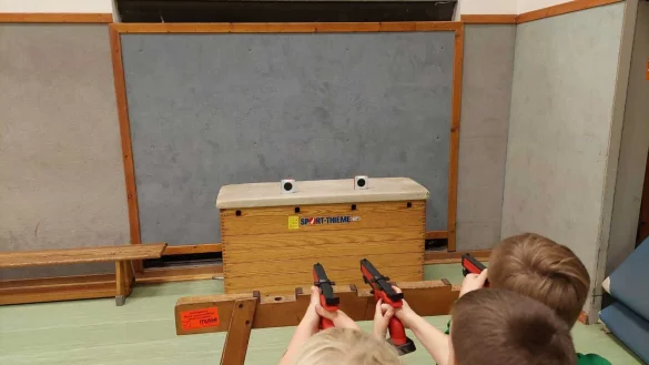 Noch trainieren die Kinder beim TV Horn-Bad Meinberg mit geliehenen Laser-Run-Waffen. Nach dem Beschluss des Sportausschusses kann der Verein nun eigene anschaffen. - © Christian Klute