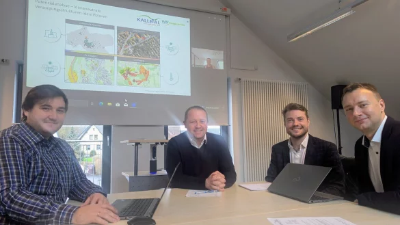 Die Projektsteuerungsgruppe tagt erstmals zur Kommunalen
Wärmeplanung: Bürgermeister Mario Hecker (2. von links) mit 
Vitalij Kowatsch, Michael Kabelski und Dr. Steve Flechsig von der
Energieservice Westfalen Weser GmbH (von links). Ewa Hermann ist als Fachbereichsleiterin Planen und Bauen virtuell zugeschaltet. - © Gemeinde Kalletal