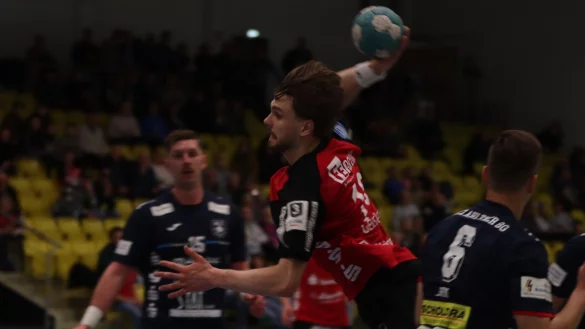 Ralfs Geislers findet die L&uuml;cke in der Ahlener Abwehr. - &copy; Sebastian Lucas