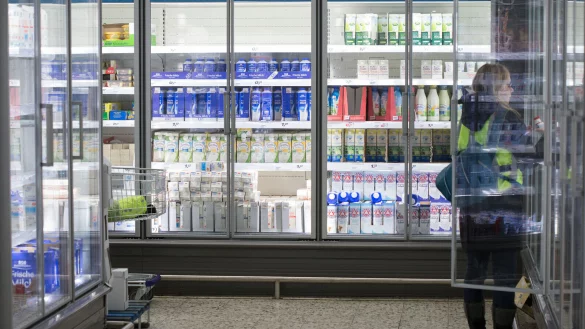 Ob Kühltheken, Frischeinseln oder Regale - dort, wo die Verbraucher einkaufen, wird von Lebensmittelkontrolleuren in regelmäßigen Abständen kontrolliert. Und auch darüber hinaus. - © picture alliance/dpa