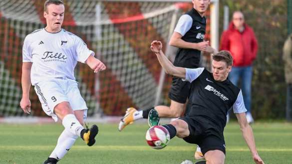 Spannend: In dieser Szene geht Maximilian Herms (schwarz, rechts) von der SV Diestelbruch-Mosebeck mit hohem Risiko gegen den Horner Jan Luis Stein (weiß) in den Ball. - © EGON PENNER