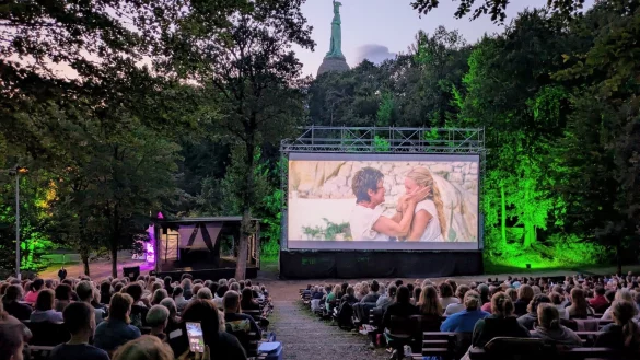 Auch in diesem Jahr war das "Mondscheinkino" auf der Waldb&uuml;hne am Hermann gut besucht. - &copy; Landesverband Lippe