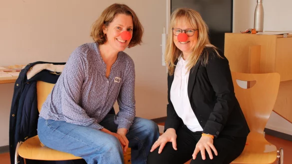Öfter mal die Perspektive wechseln: Humortrainerin Katja Kemnade (links) und Organisatorin Christina Sievert, die am Berufskolleg Eben-Ezer lehrt. - © Annika Langhagel