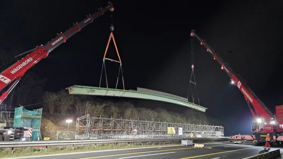 In der Nacht zum 1. Dezember wird die „Schnapsbrücke“ mit Hilfe zweier Schwerlastkräne aus ihrer Verankerung gehoben und zur Reparatur an den Rand der A2 abgelegt. - © Autobahn Westfalen/eberhardt – die ingenieure
