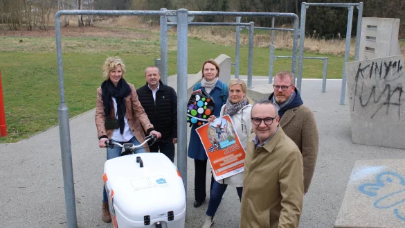 Ingrid Krah vom Lemgoer Kulturbereich (von links), Kalletals Bürgermeister Mario Hecker, Kulturamtsleiterin Lysann Rehberg, Corinna Will von der Gemeinde Kalletal, Dörentrups Bürgermeister Friso Veldink und Lemgos Bürgermeister Markus Baier stehen an einer Parkour-Anlage und freuen sich auf den Kulturrucksack. - © Kyrill von Matuschka