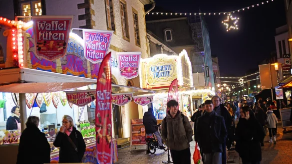 Bunte Lichter, viele Leckereien und blinkende Karussells füllten zur Andreasmesse die Detmolder Innenstadt und den Kronenplatz. - © Nicole Ellerbrake