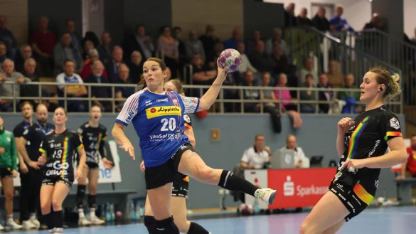 Blombergs Rechtsaußen Lisa Rajes, hier im Spiel gegen Oldenburg, erwartet am Mittwoch gegen den Thüringer HC einen harten Kampf. - © Paul Cohen