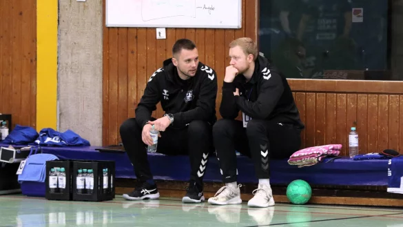 Was haben sich HBS-Trainer Fabian Arning (links) und sein "Co" Niklas Hinsch fürs Top-Spiel gegen Mennighüffen ausgedacht? - © Oliver König