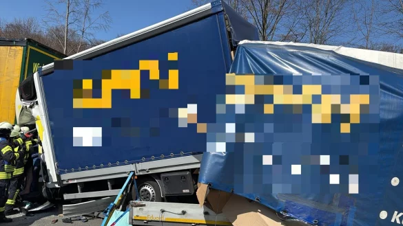 Der Iveco-Kleintransporter mit Anhänger war auf den stehenden Lastzug aufgefahren. Der Fahrer wurde in seiner Kabine eingeklemmt. - © Feuerwehr Warburg