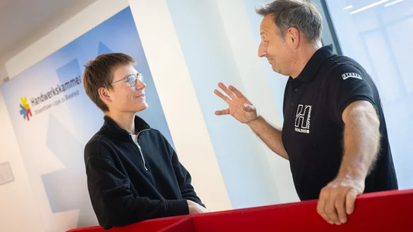 Ben Hustert aus Steinhagen ist der erste Teilnehmer beim Freiwilligen Handwerksjahr Plus der Handwerkskammer Ostwestfalen-Lippe. Seine erste Station war bei Tischlermeister Karsten Hoffmann. - &copy; Mike-Dennis M&Yuml;ller / www.mdm.photo