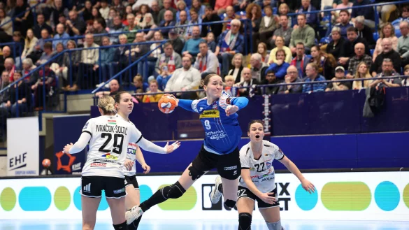 Die Handballerinnen der HSG Blomberg-Lippe, hier mit Nieke Kühne im Angriff, kehren für das Europapokal-Viertelfinale wieder nach Lemgo in die Phoenix-Contact-Arena zurück. - © Paul Cohen