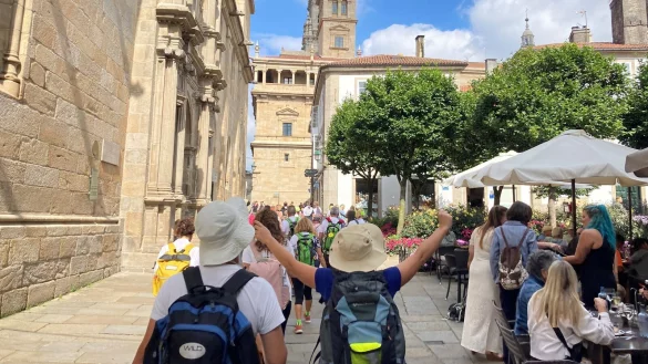 Freude bei ankommenden Pilgern auf der Rua do Franco im Zentrum von Santiago. - © Emilio Rappold/dpa