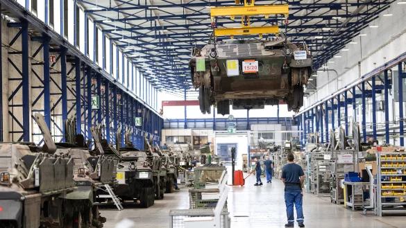 Ein Panzer vom Typ Marder schwebt in der Fertigungshalle von Rheinmetall. - &copy; picture alliance/dpa