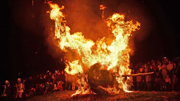 20.000 Besucher verfolgen den Osterräderlauf in Lügde. Vom Gipfel des Osterbergs hat man einen besonderen Blick. - © Nicole Ellerbrake