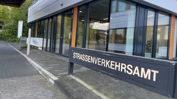 In den Zulassungsstellen Lippes ist es nicht einfach, Termine zu ergattern. Jetzt hat die Kreisverwaltung die Situation für Privatleute verbessert - die Händler ärgert das. - © Silke Buhrmester