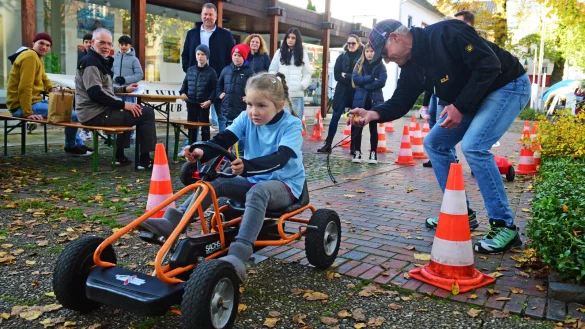 Carlotta (Spitzname "Eule") tritt in die Pedale, Frank Jablonski vom Motor-Sport-Club gibt Anschwung. - &copy; Nicole Ellerbrake