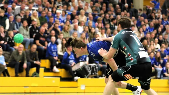 Viel Action in der Halle Aspe, hier mit dem Bad Salzufler Marvin Anzer (links), und das vor voll besetzten Rängen. - © Oliver König