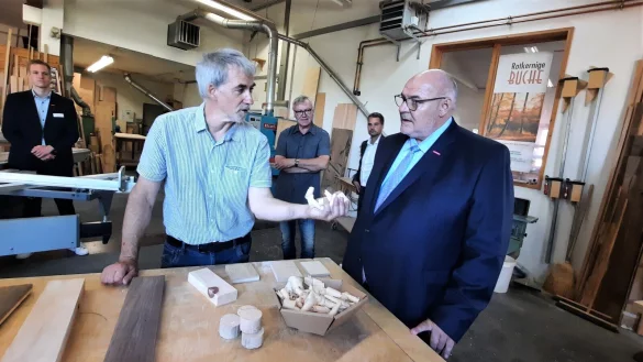 Die Tischlerei von Josef Fuhrmann (l.) aus Marienmünster wurde 2022 mit dem Zukunftspreis „Nachhaltige Produkte/Dienstleistungen“ der Stiftung Zukunft Handwerk Ostwestfalen-Lippe ausgezeichnet. - © Archiv: Madita Schellenberg