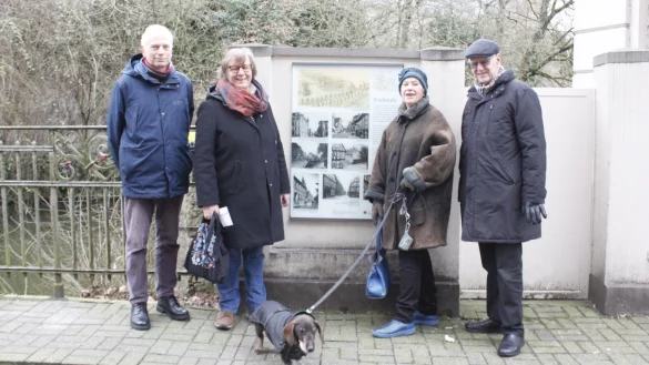 Eine neue Erinnerungstafel, die über die Geschichte der historischen Altstadt informiert, wurde nun in der Bruchstraße eingeweiht: (von links) Werner Damm, Christ-Dore Richter (Vorsitzende Detmolder Ortsverein im Lippischen Heimatbund), Prof. Dr. Heide Barmeyer-Hartlieb und Dr. Rüdiger Henke. - © Foto: Juliana Szabo