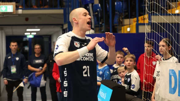 Leve Carstensen durfte nach dem Spiel gegen Berlin zur Fankurve. - © Paul Cohen