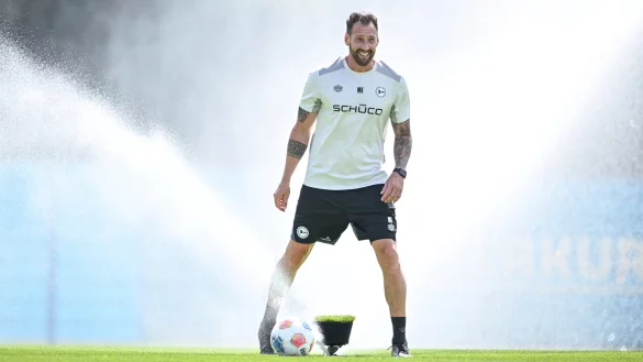 Cheftrainer Mitch Kniat geht gut gelaunt in die Vorbereitung mit Arminia Bielefeld. - &copy; Teresa Kroeger