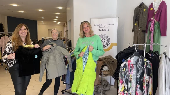 Maren Brettmeier, Kerstin Fischer und Sonja Jahn (von links) richten den Verkaufsraum der "Schatztruhe" am Blomberger Marktplatz her. - © Silke Buhrmester