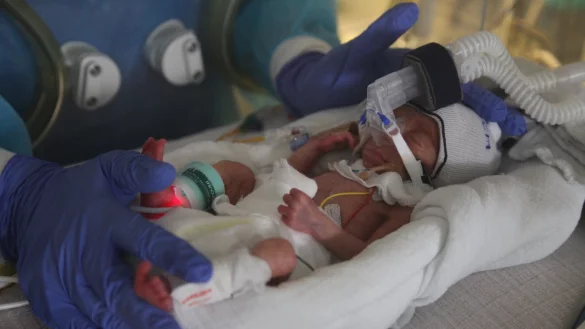 In der Detmolder Kinder- und Familienklinik: Ein früh geborenes Mädchen ist noch einige Zeit auf den Inkubator angewiesen. - © Archivfoto: Bernhard Preuss