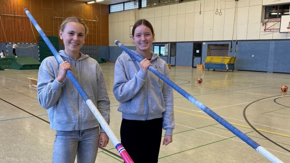 Eva Wilke (links) und Melissa Petkau mit ihren St&auml;ben. - &copy; Sebastian Lucas